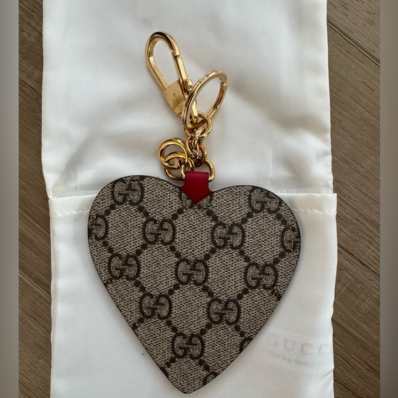 Gucci. GG Supreme Embroidered Heart Keychain. Never used. - Picture 3 of 4